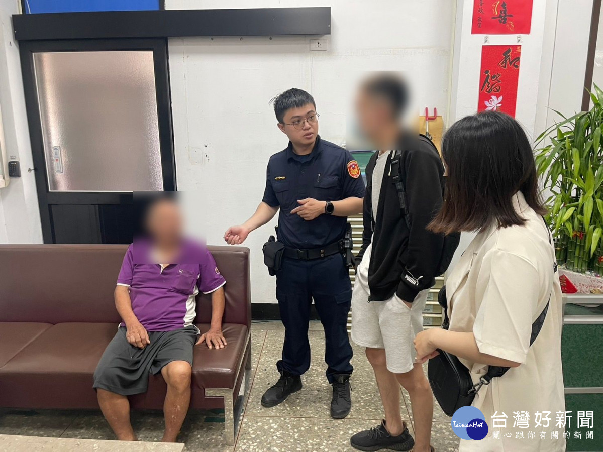 8旬老翁電動車拋錨路中，平鎮員警援助平安返家。<br />
