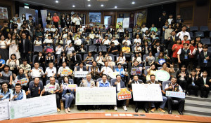 學校創意行銷競賽頒獎表揚優秀隊伍。圖／記者鄧富珍翻攝