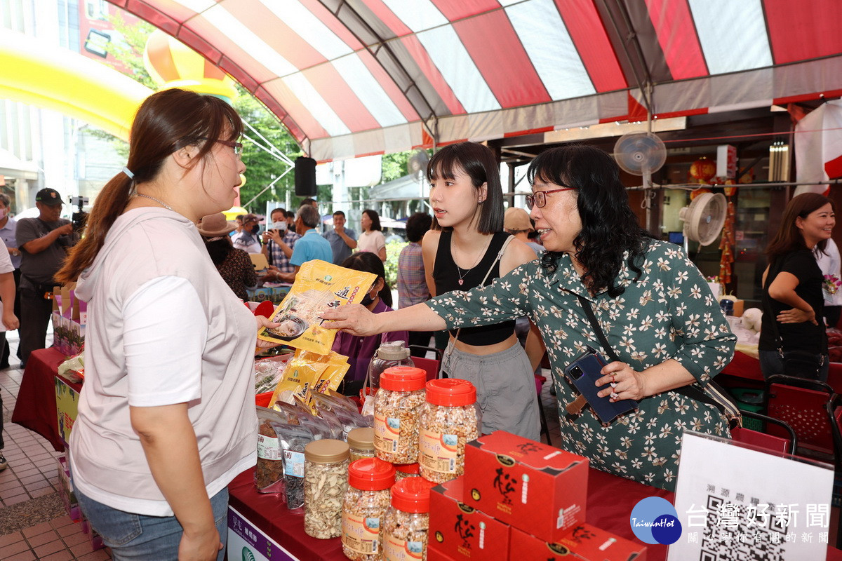 會場農夫市集有多種在地產品。（縣府提供）