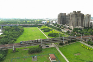 位於台1線橋下到博愛南路間，將建置3座草地足球場。