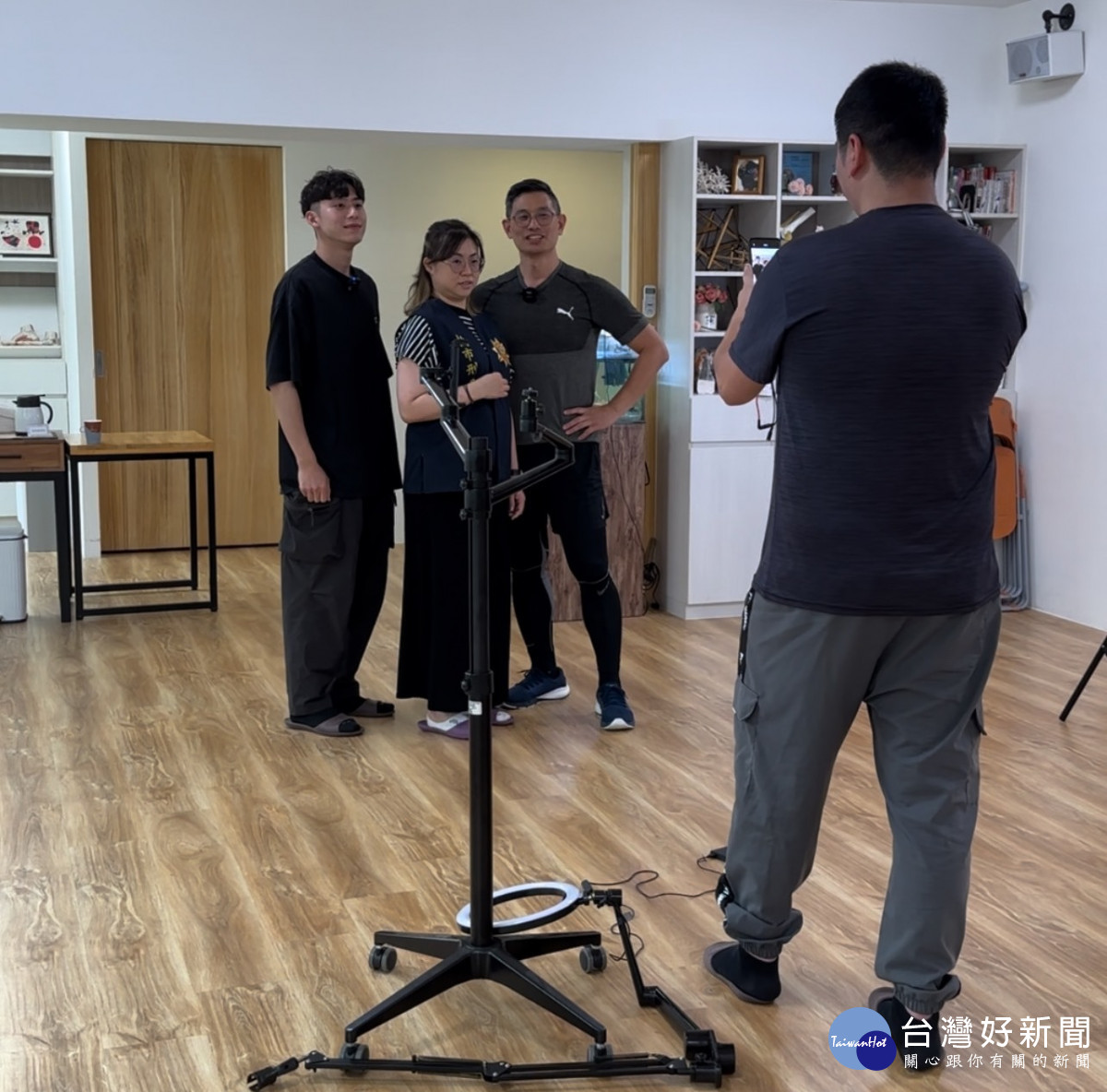 脊椎保健達人鄭雲龍，與警一同反詐騙。<br />
