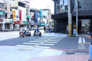 嘉義市府日前完成中山路「大通商圈」6處路口、22處人行道無障礙斜坡改善／嘉義市府提供