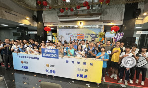 許縣長頒發獎勵金給績優選手教練。（記者扶小萍攝）