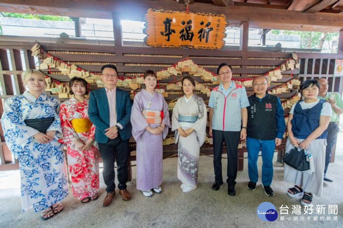 張市長與貴賓於祈福亭下合影留念。<br /><br />
<br /><br />
