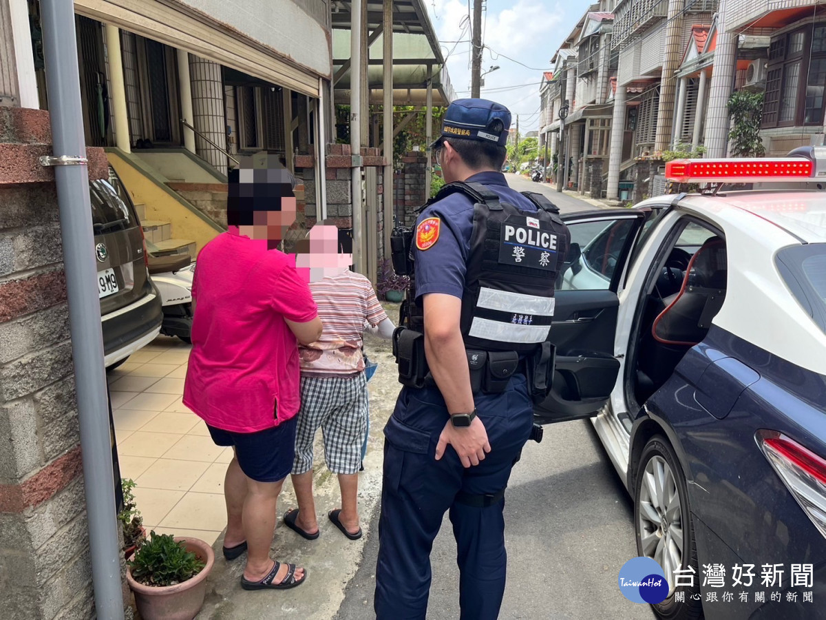 失智老婦行經路口險象環生， 警元救援協助返家。<br />

