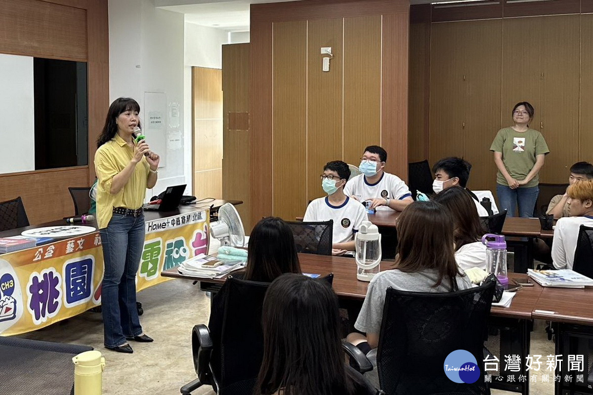 中嘉寬頻北健總經理許巧妮分享媒體識讀。<br />
