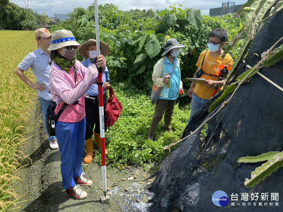 地政處鑑界。圖／記者鄧富珍攝