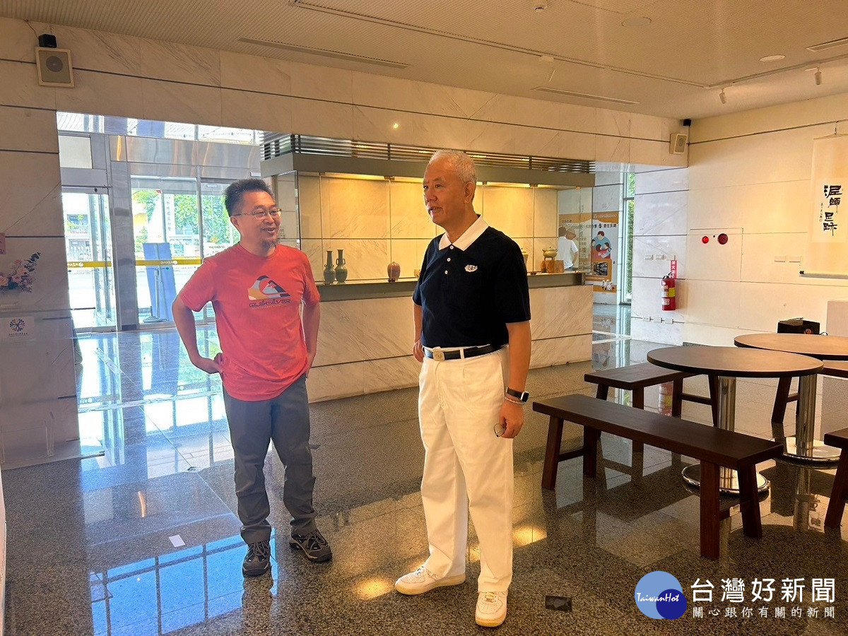 創辦人魏應充與陶藝家江富山交流展場作品。（圖/頂新和德文教基金會提供)
