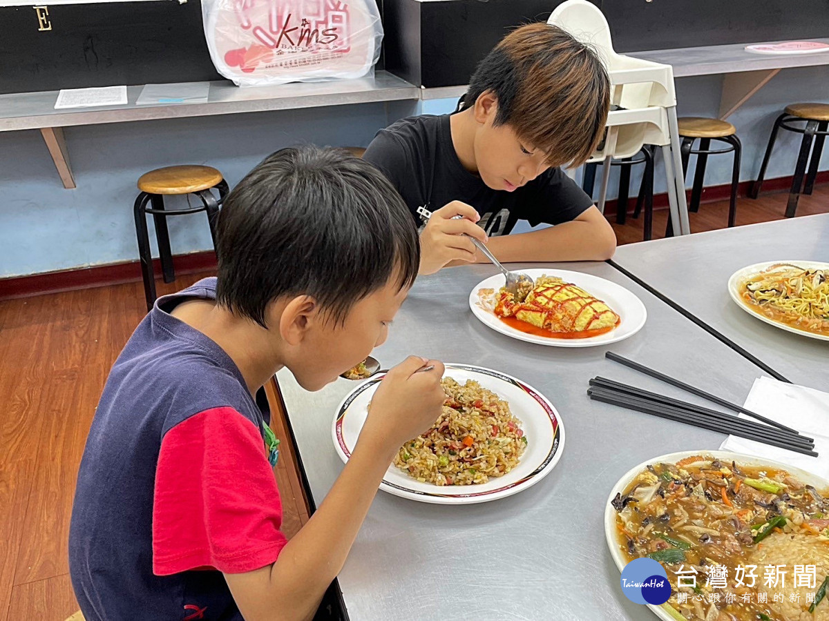 愛心午餐暑假不打烊    中原學童快樂過暑假