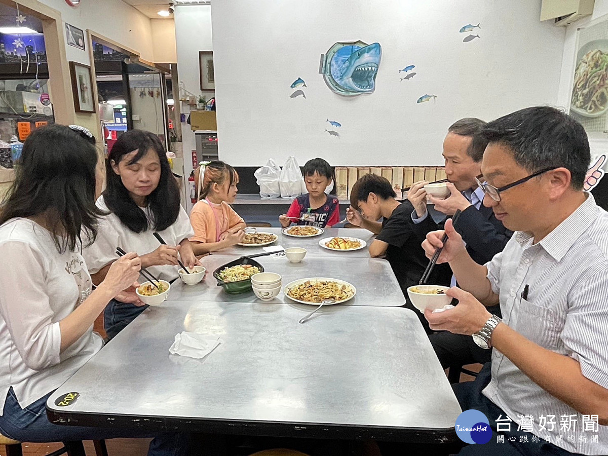 愛心午餐暑假不打烊    中原學童快樂過暑假