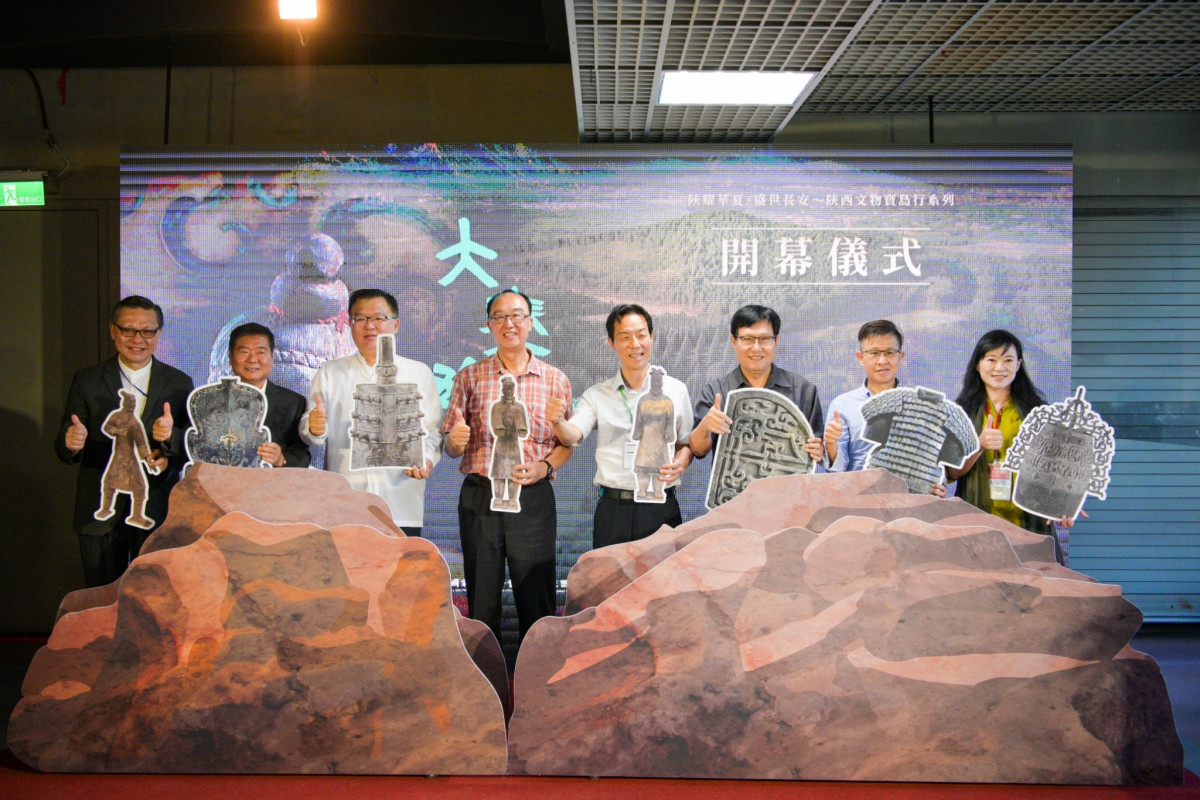「大秦雄風～兵馬俑與秦始皇帝陵特展」啟動儀式中，來賓將文物從土堆取出，象徵兵馬俑破土而出。