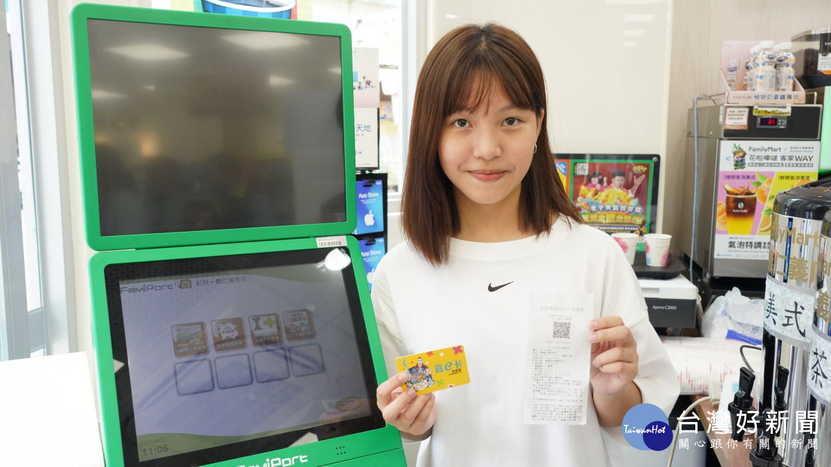 嘉義市府今暑假將午餐券金額加碼到每餐100元，並推動數位幸福飽餐券，只要持數位學生證「嘉e卡」到四大超商，就可兌換餐點。（兌餐示意圖／嘉義市府提供）