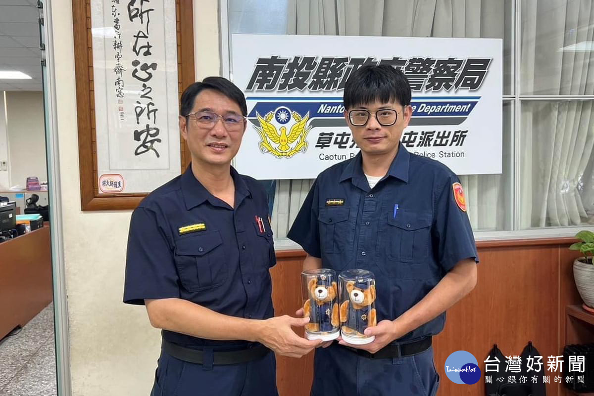 分局長劉千祥(左)肯定劉崇勳田弘正等成功守護民眾的荷包。（草屯分局提供）