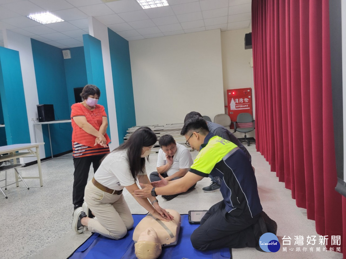 現場讓參與者實際操作CPR
