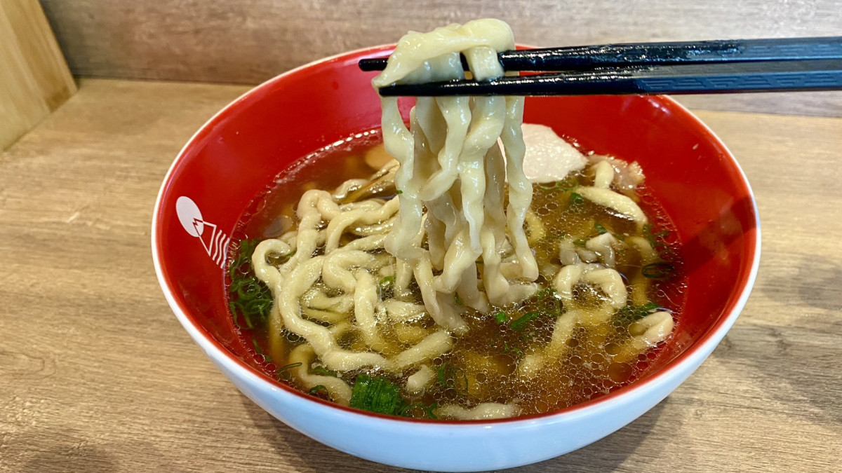 古川 淳快閃台灣1號店，顧客獻上限量豚骨醬油手切麵。
