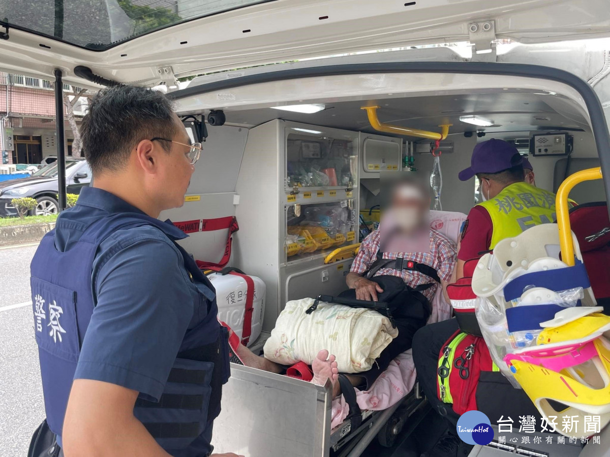 老翁身體突不適撞破頭，平鎮警方緊急通報送醫救護。