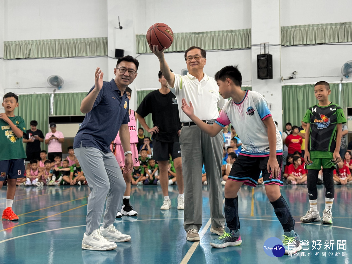 立法院副院長江啟臣、台灣新世代關懷協會理事長江文國擔任開球嘉賓。