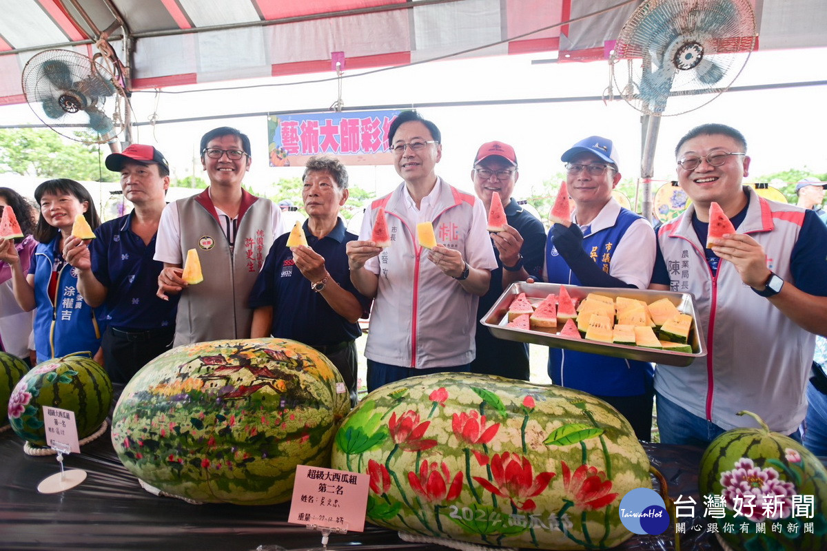 桃園市長張善政邀請市民朋友品嘗桃園優質農產品。<br />
