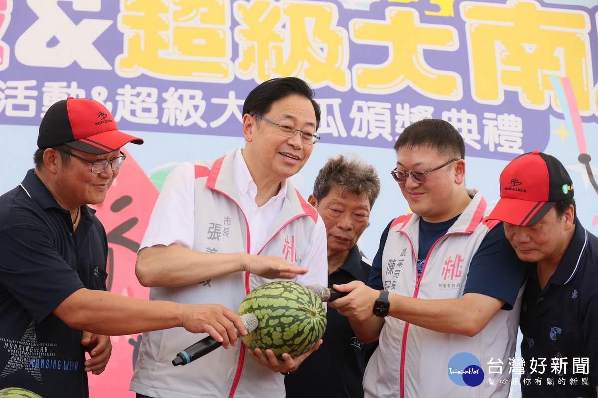 桃園市長張善政在活動現場公開挑選西瓜的秘訣。<br />
