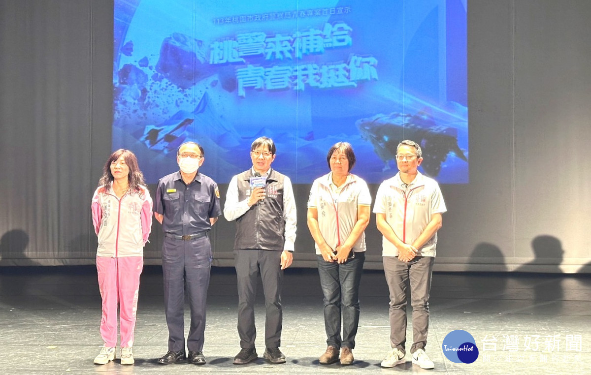 秘書長溫代欣在勤教時段與市府團隊共同宣誓保護青少年之決心。