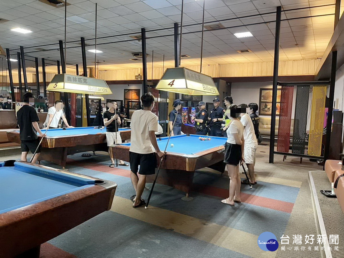 南投縣警局執行青春專案勸導青少年避免深夜逗留娛樂場所。（縣警局提供）