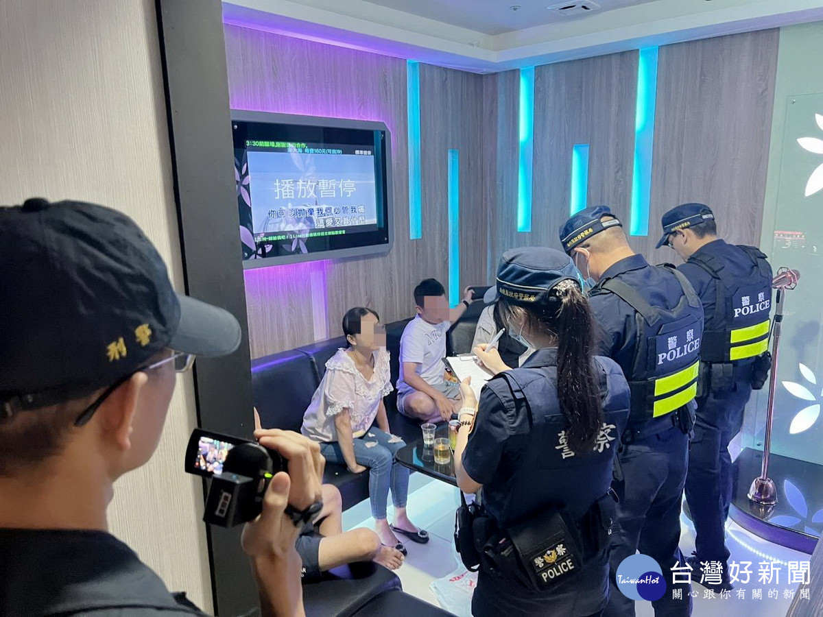 南投縣警局執行青春專案勸導青少年避免深夜逗留娛樂場所。（縣警局提供）