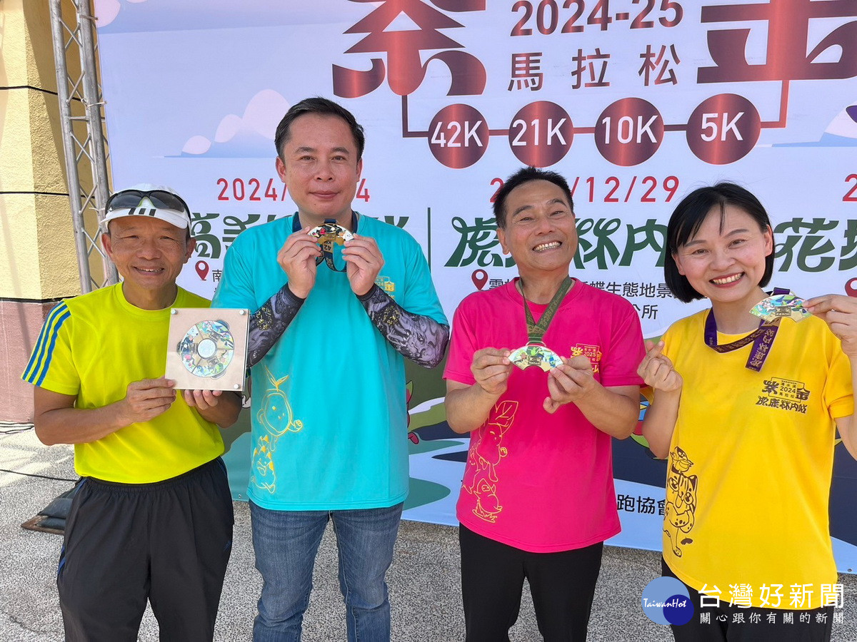 各站都有好禮相送，全程參與有美麗獎牌。（竹山公所提供）