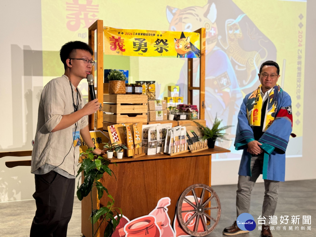 范姜局長介紹義民物資補給車的商品為桃園在地特色農產品。