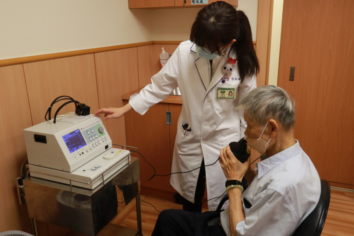 聽力師以「耳咽管三合一檢測儀」為耳咽管功能障礙病人檢查耳咽管功能