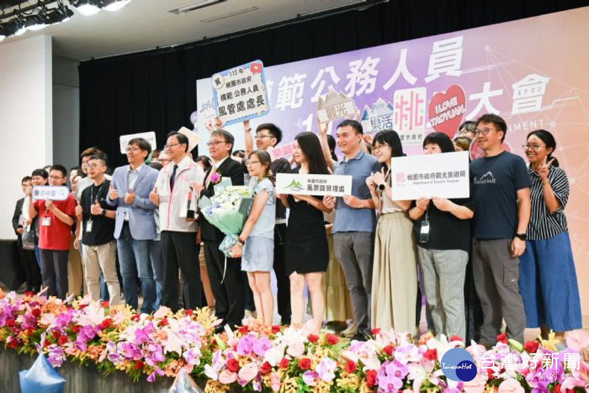 張市長與受獎人員及其機關同仁、親友合影。<br />
