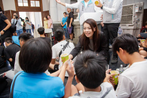 高市長送上綠豆沙飲品