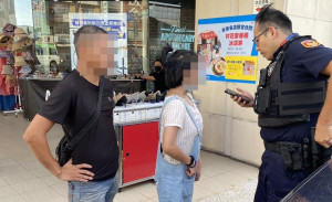 員警在嘉義市新光三越百貨公司門口尋獲失蹤女子／陳致愷翻攝