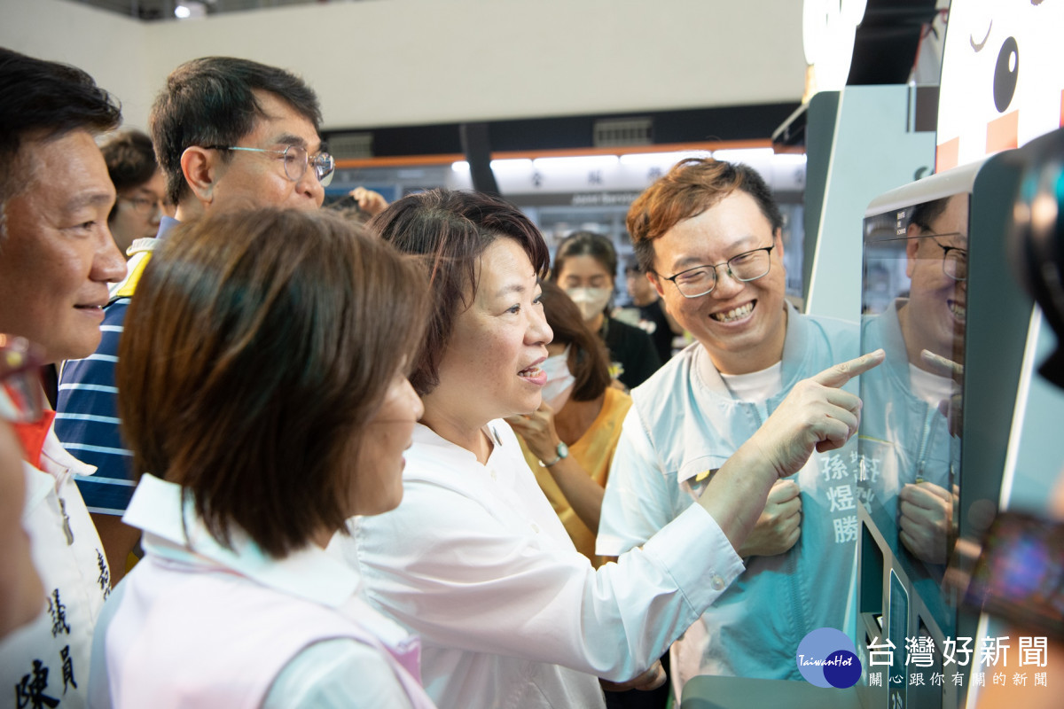 嘉義市長黃敏惠親自操作智能櫃員機，直呼不僅機台可愛，使用也超方便／嘉義市府提供