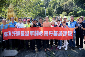 許縣長同意改善地方道路等，村民表達歡喜。（縣府提供）