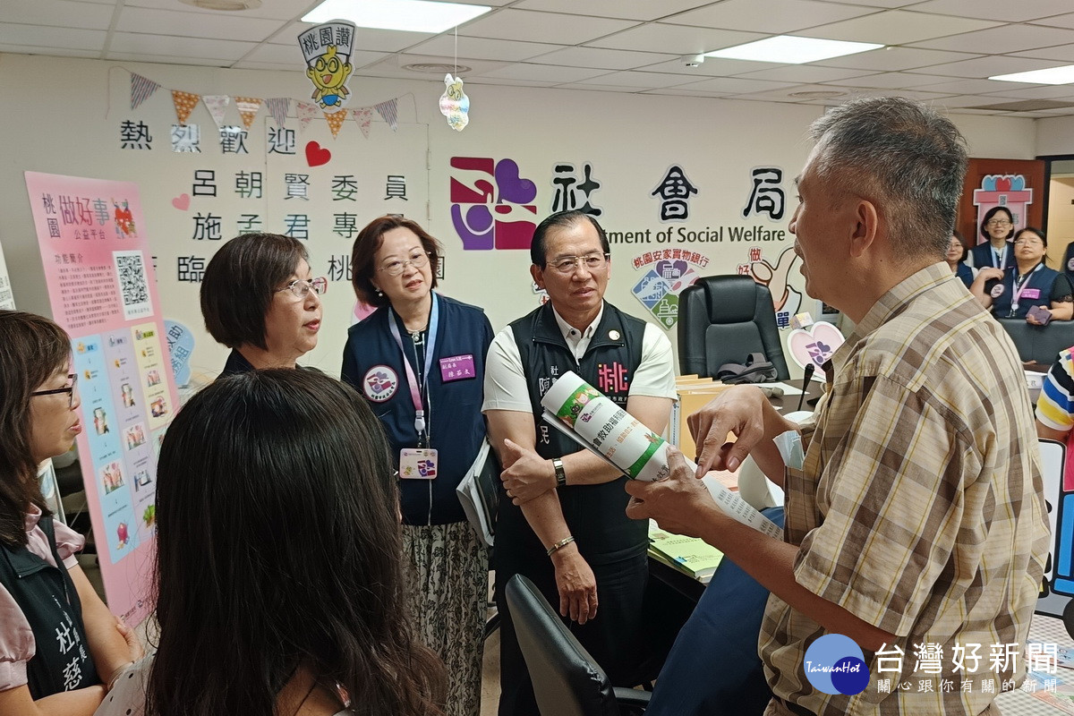 考核委員們與桃園社會局長陳寶民、婦幼局長杜慈容進行意見交流。<br />
