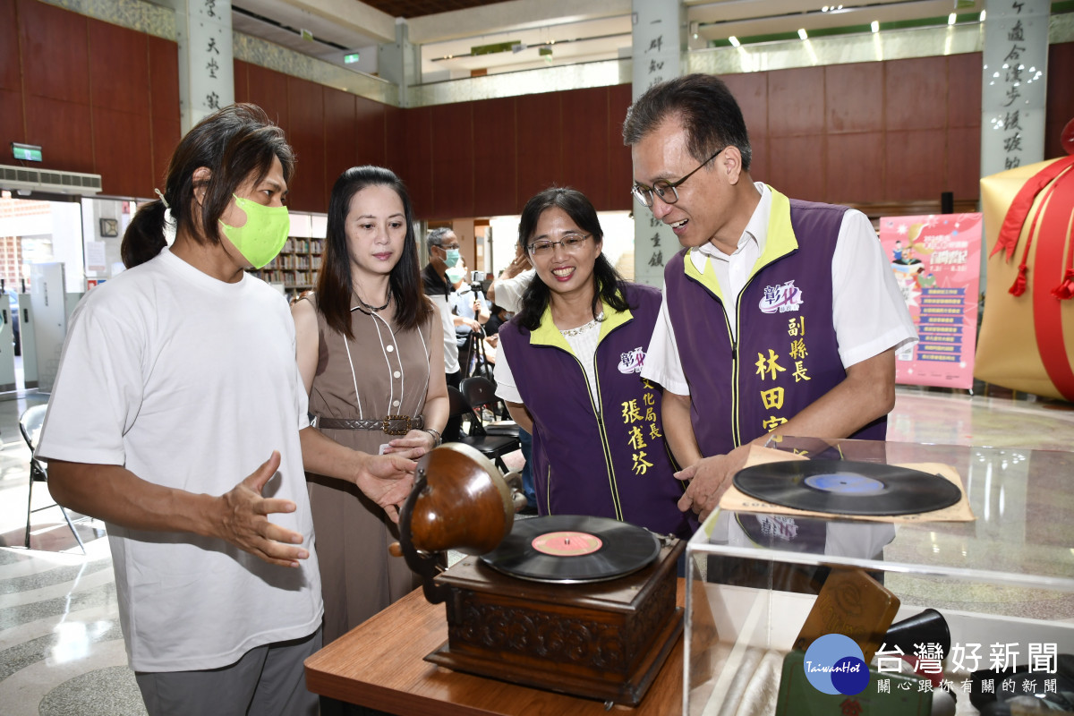 留聲機展示操作說明。圖／記者鄧富珍攝
