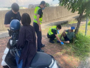 求職途中救老翁。林重鎣