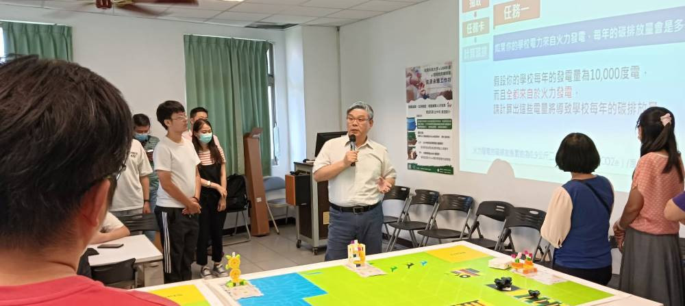 嶺東科大USR師生實際講解綠能STEAM開放教材實作。（圖/嶺東科技大學）