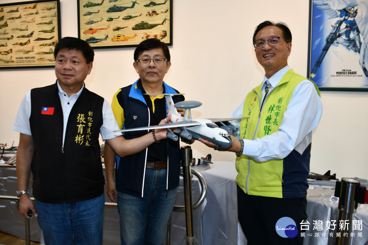 這架施純男老師（中）珍藏的空中預警機模型-此同型機烏克蘭也擁有一架可惜已在俄烏戰。
