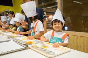 「搭高鐵．一童趣旅行」住房專案贈送「奇美食品幸福工廠套票」，讓孩子探索奇美食品的製作流程和美味秘訣，還能參加西點手作DIY