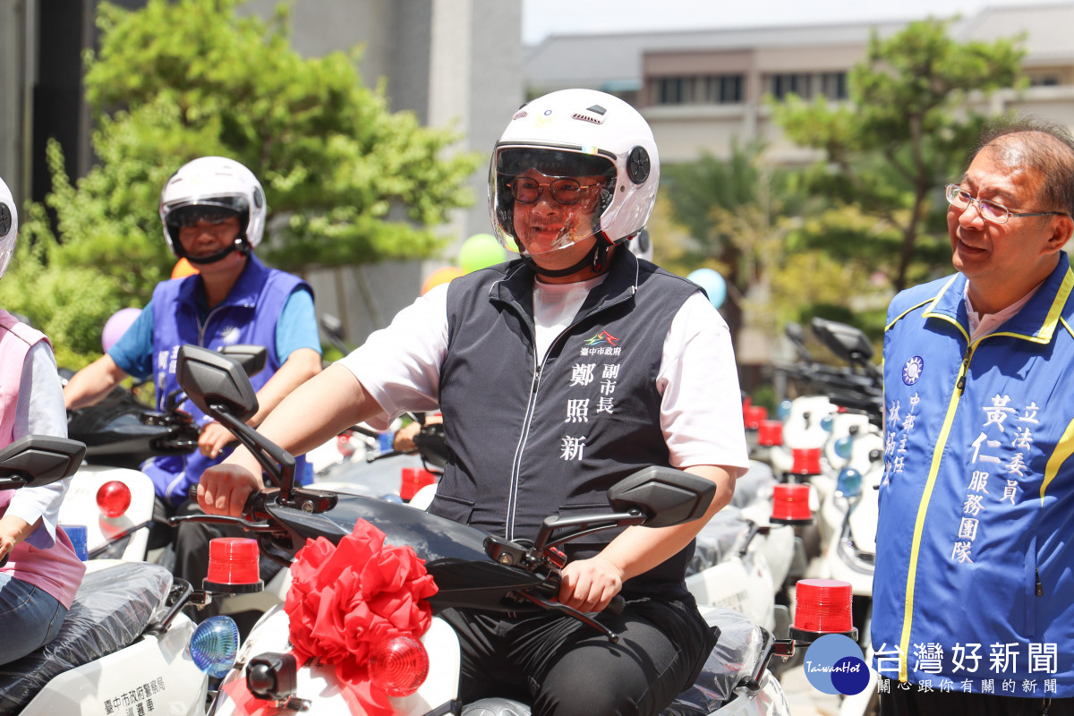 鄭副市長代表市長盧秀燕出席交車典禮
