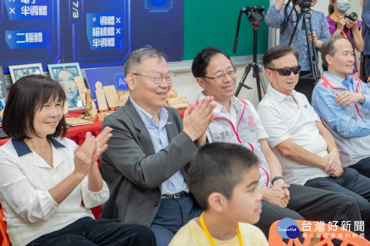 市府與國立陽明交通大學合作將半導體及AI應用導入營隊課程中。<br />
<br />
