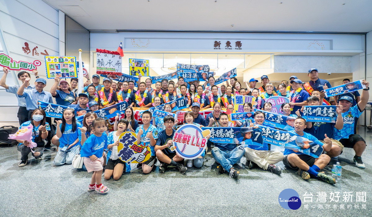 龜山國小棒球隊載譽歸國，桃園市長張善政前往桃園國際機場接機大合照。