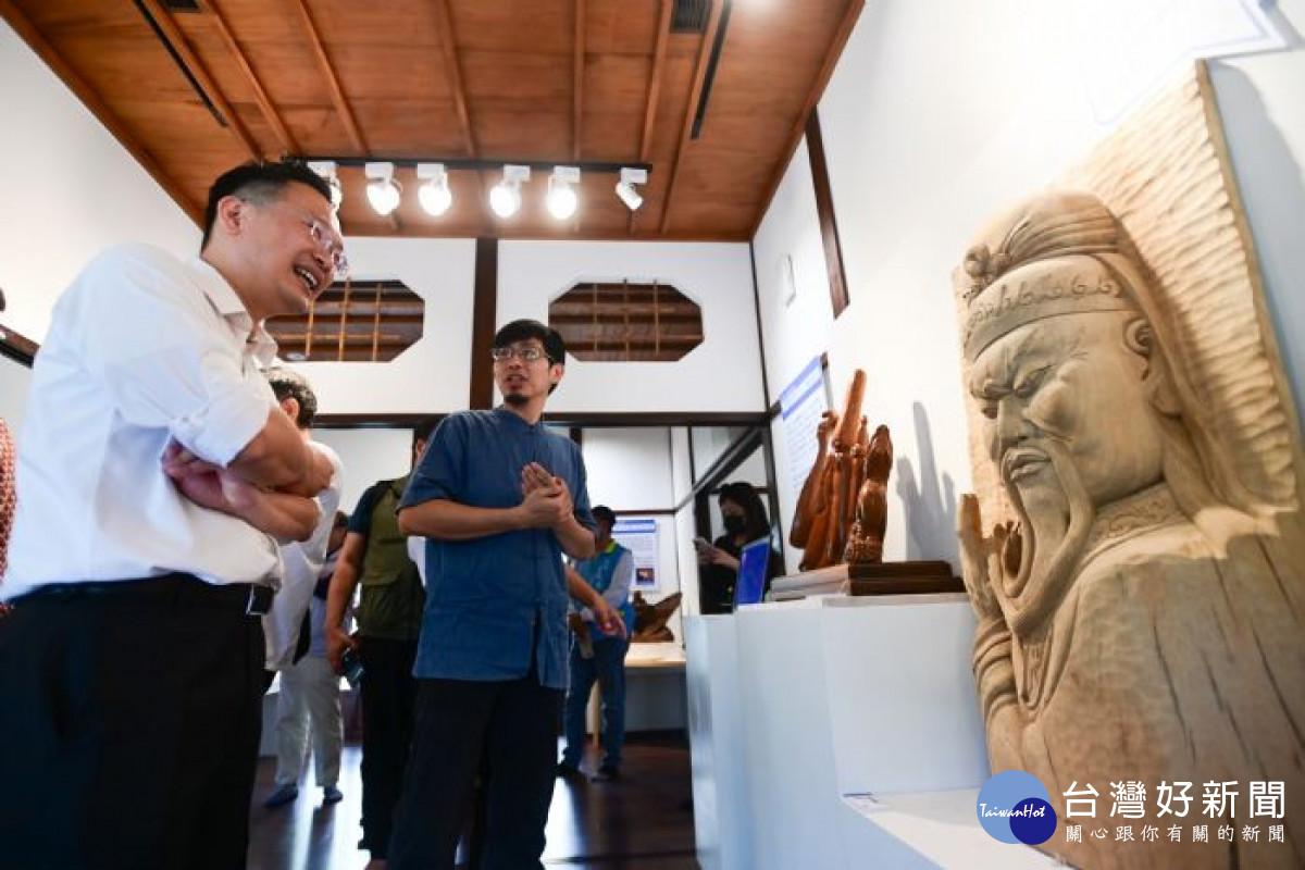 策展人吳欣益引導蘇副市長至藝師館參觀。<br />
