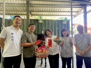 嘉義市長黃敏惠特別前往馬場，為榮譽市馬期待Lulu送上「紅蘿蔔、蘋果及西瓜」作為月子禮，並為新生小馬取名「Brown」／林詩涵攝影
