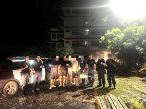 民眾因溪水暴漲受困，所幸警方及時趕往平安救出5人／警方提供