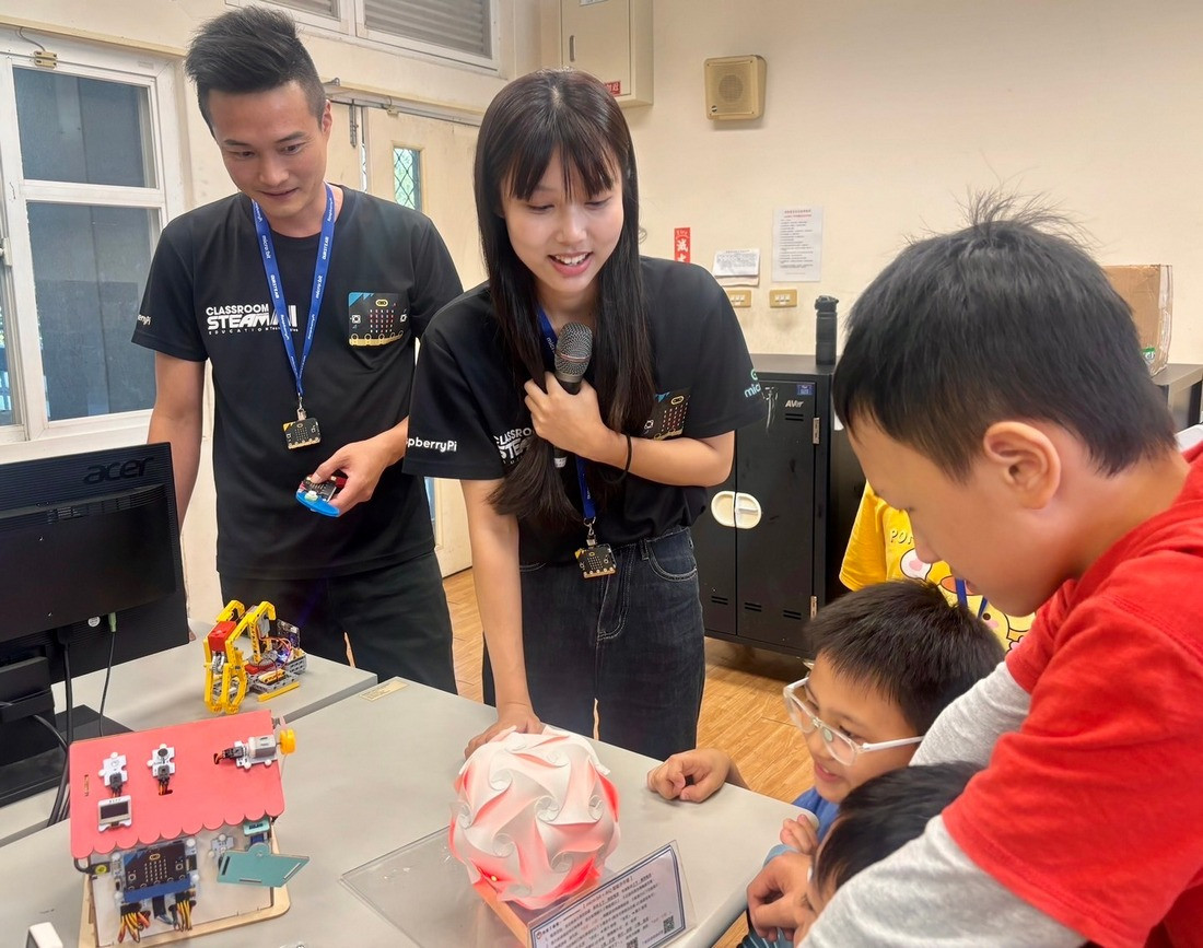 奧斯丁國際有限公司林宏哲經理帶領暨大教政系實習生至大成國小介紹micro：bit進階教具。（圖/暨大提供）<br />
<br />
