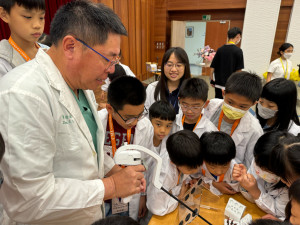透過進入醫院體驗、觸摸、操作，讓學生瞭解醫學知識。