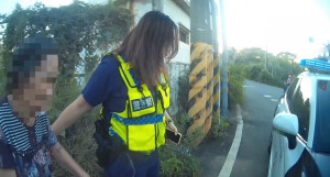 失智老人路上徘徊暖警助返家。