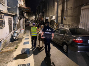 老翁凌晨外出摔破頭迷途，平鎮巡邏員警熱心馳援助返家。